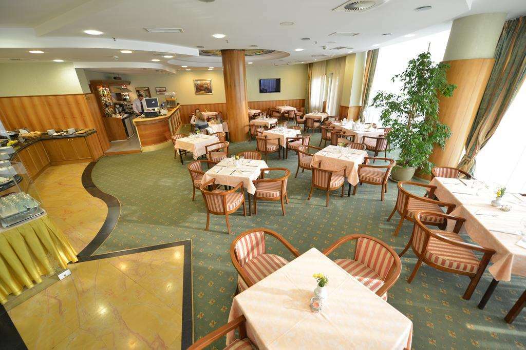 Hotel Karpos Скоп'є Ресторан фото